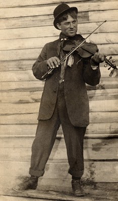 Old Vintage Photo - Man Playing the Violin - The Graphics Fairy