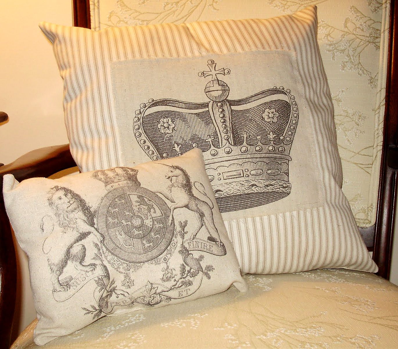 Regal Pillows - Printing on Fabric - The Graphics Fairy1370 x 1202