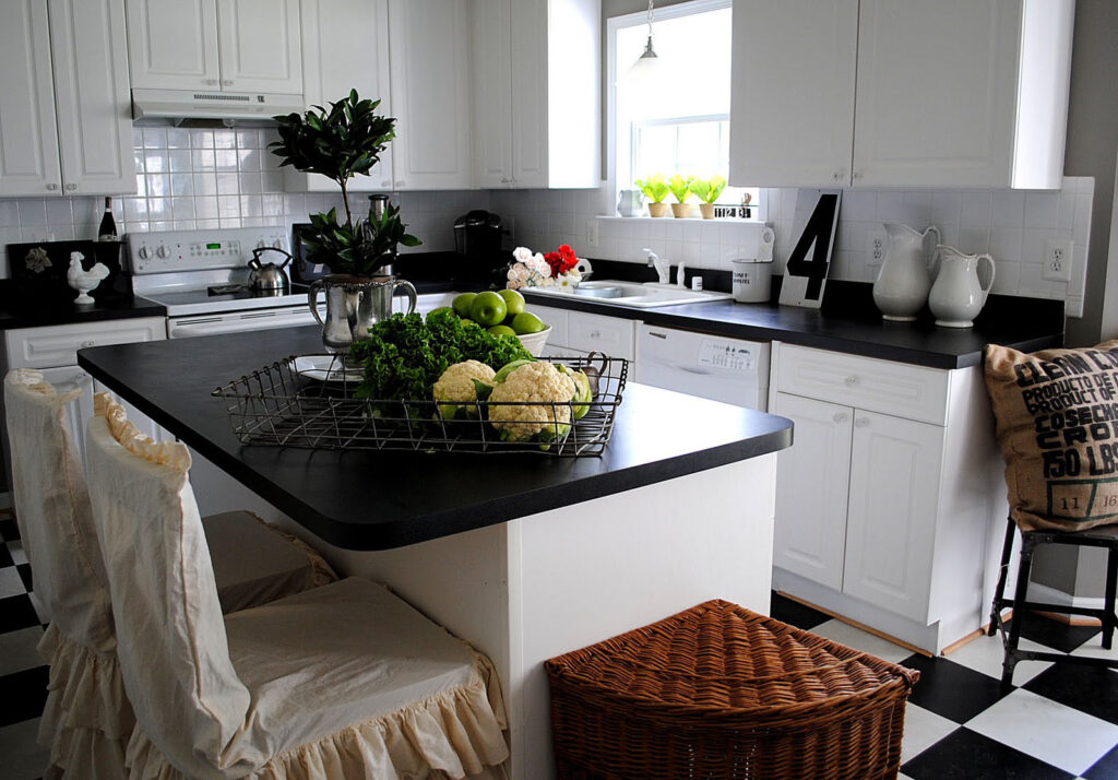 Black and White Kitchen 