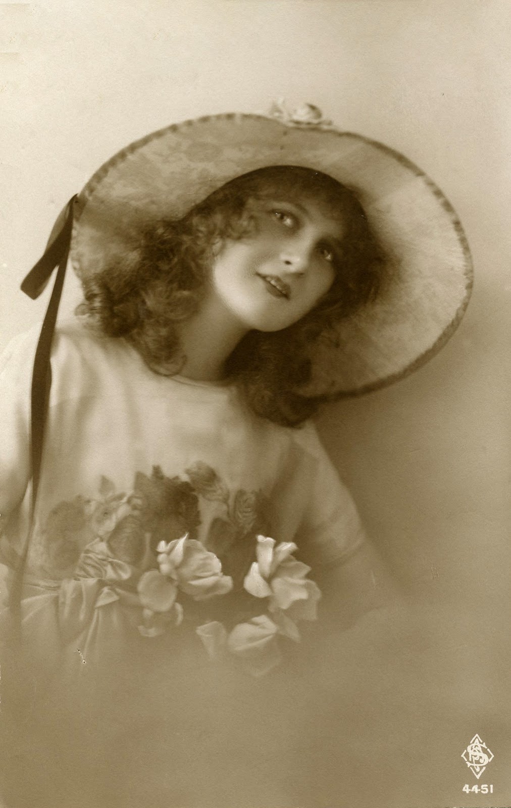 Old Photo - Pretty Vintage Lady with Big Hat - The Graphics Fairy