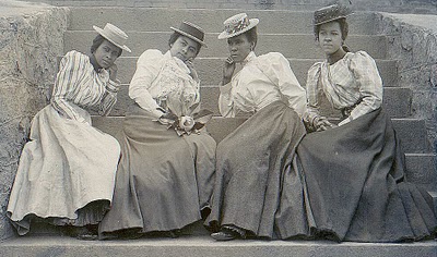 Old Fashioned Photo - 4 Ladies with Hats - The Graphics Fairy