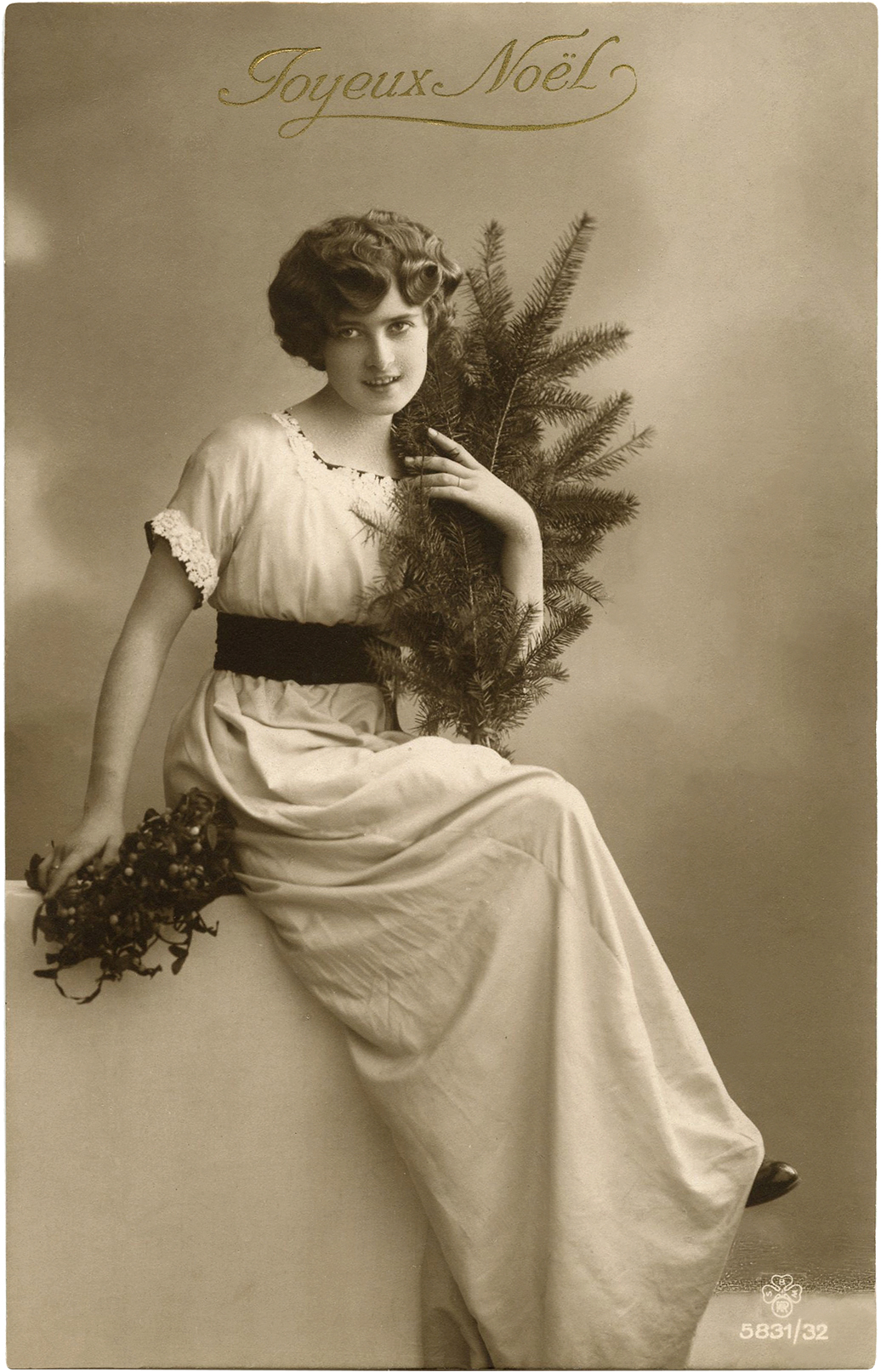 Vintage Christmas Lady Photo! - The Graphics Fairy