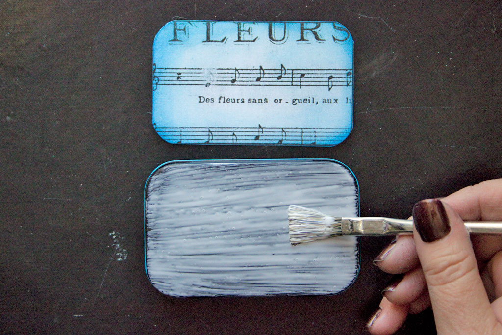 Gluing outside of container of the DIY Altoid tin art