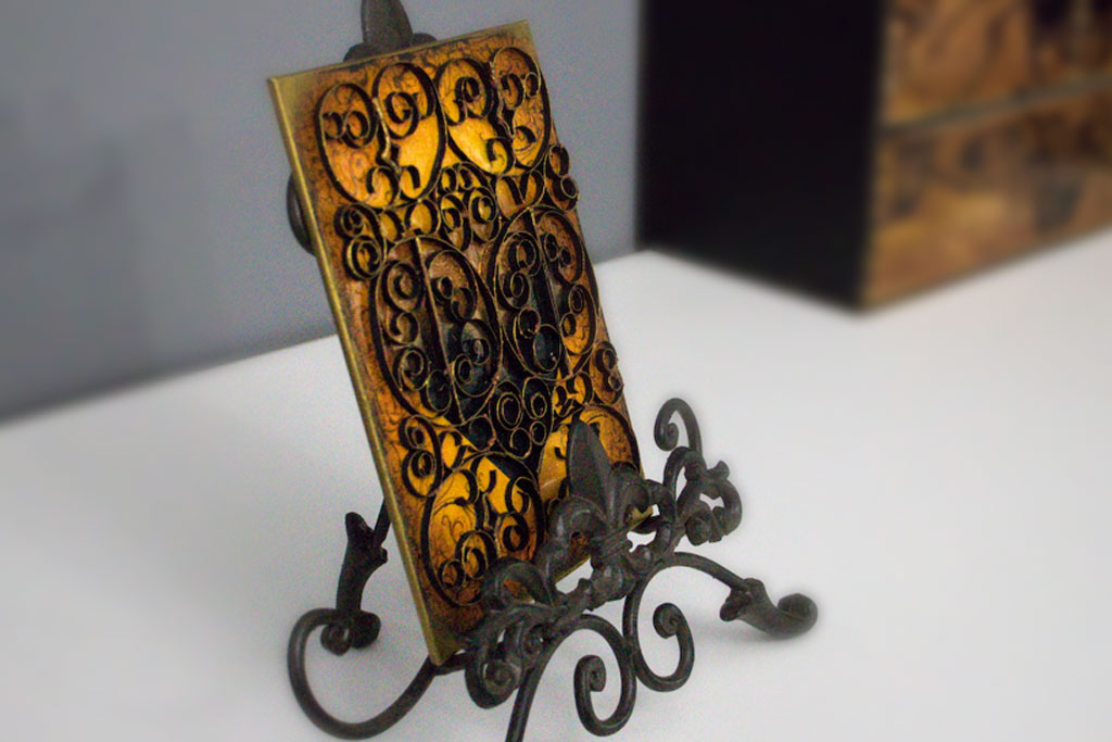 finished card with paper wrought iron on stand