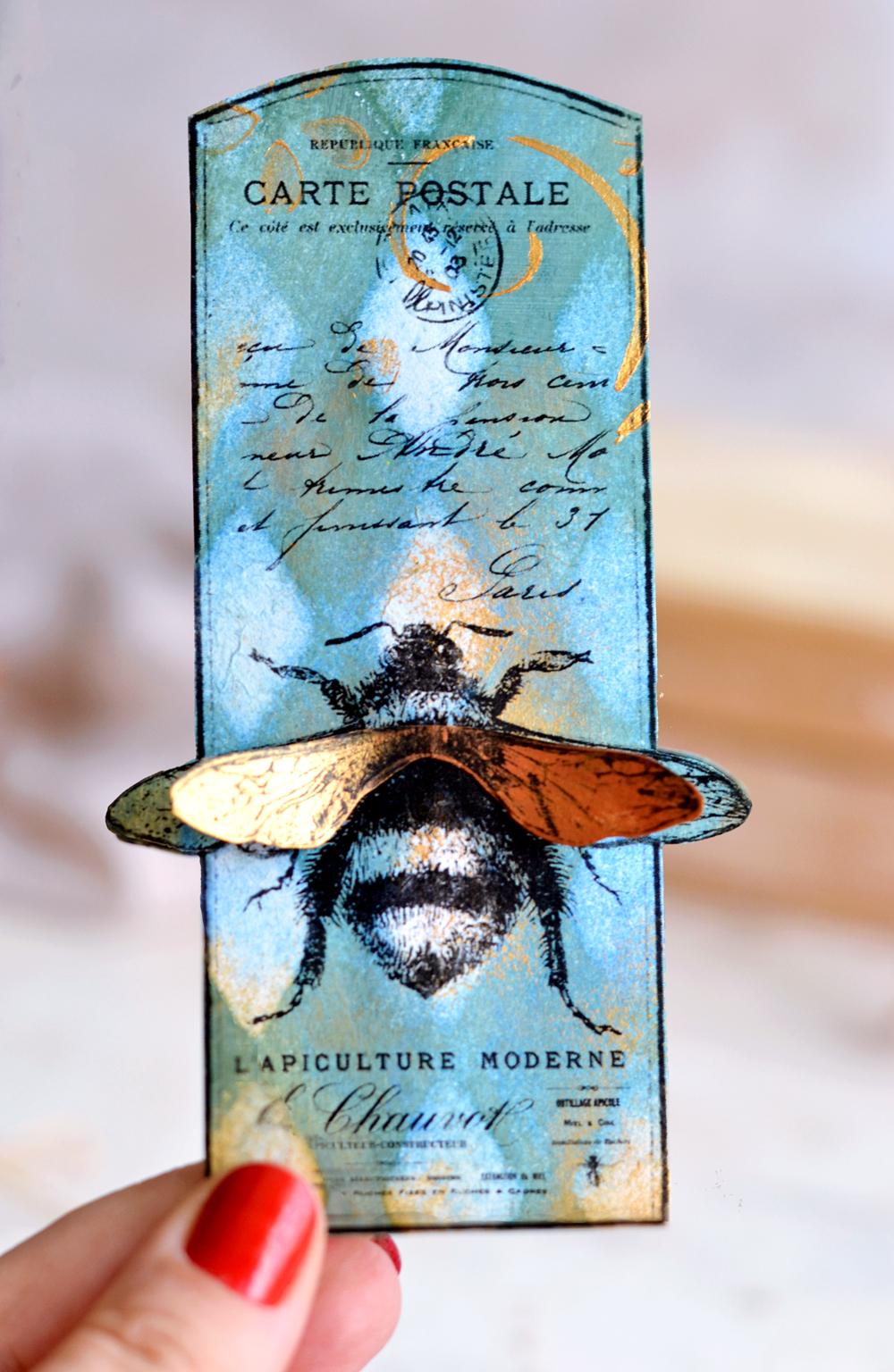 DIY 3D Vintage Bee Tag & how to paint on acrylic paint backgrounds #DIY #Vintage #frenchephemera #papercrafts #goldcrafts #bee #giftwrap #gifttags
