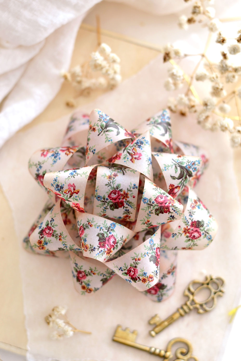 How to make a bow out of wrapping paper