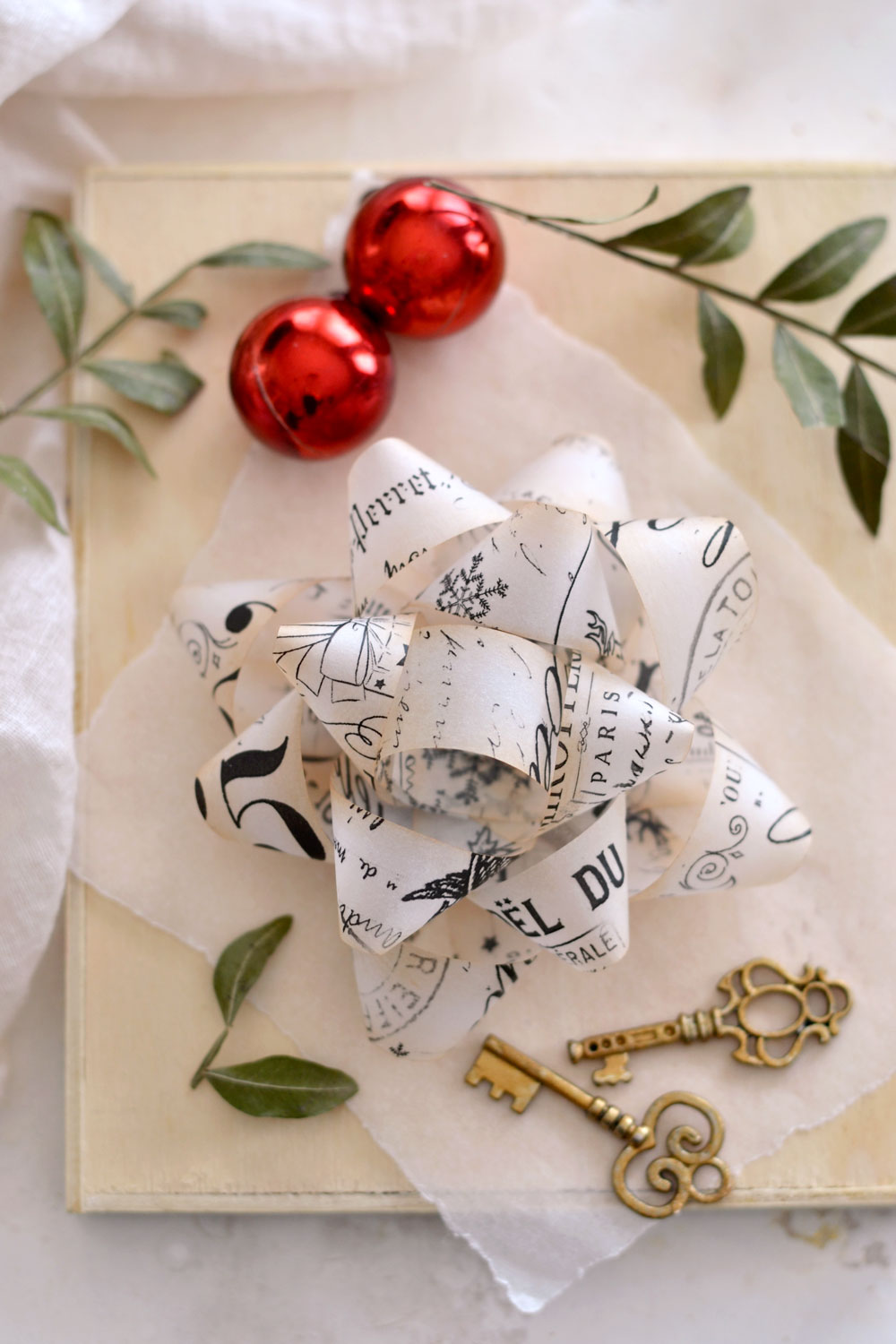 Christmas DIY wrapping paper bow