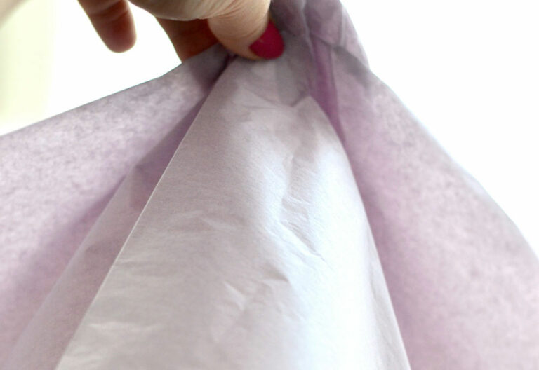 How To Put Tissue Paper In A Gift Bag The Graphics Fairy   How To Fill A Bag With Tissue 104  768x528 