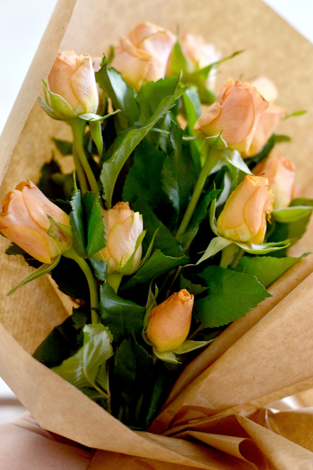 Wrapping a bouquet of flowers in Kraft paper is simple but makes a big  impact 💐✨💕