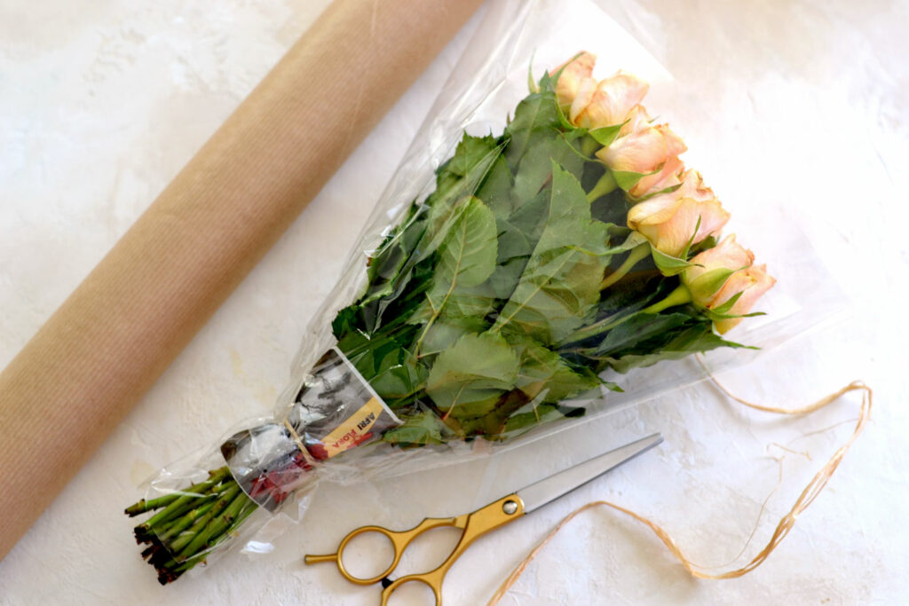 How To Wrap Flowers In Brown Paper The Graphics Fairy   Wrap Flowers In Brown Paper 8 1024x683 