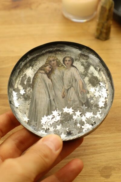 Tin lid with three women image