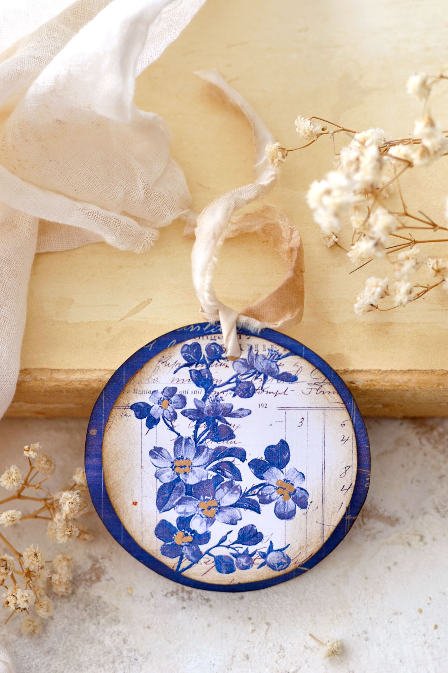 delft blue tags with flowers