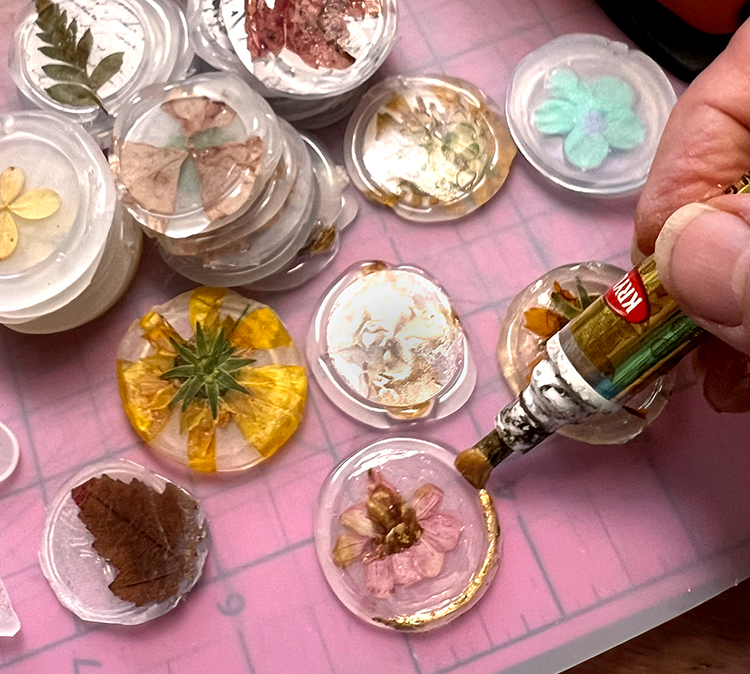 Painting edges of wax seals
