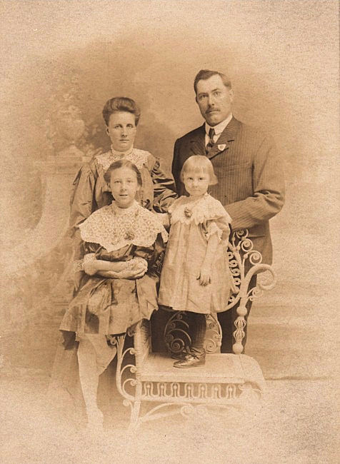 Old Photo - Victorian Family - The Graphics Fairy