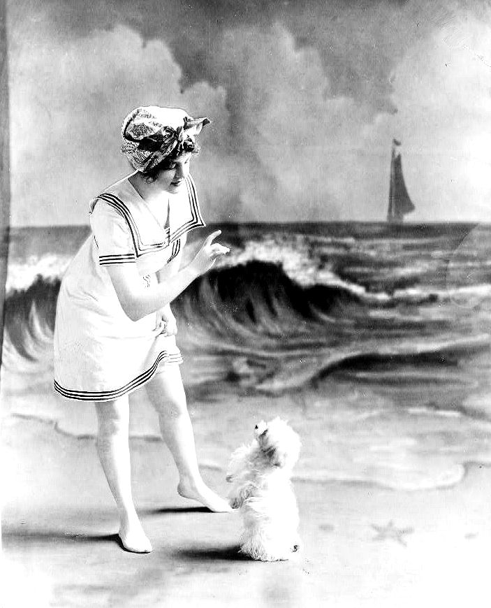 Old Fashioned Swimsuit Lady Image! - The Graphics Fairy